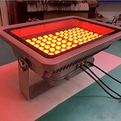 RGB светодиодный прожектор мощностью 100 Вт.