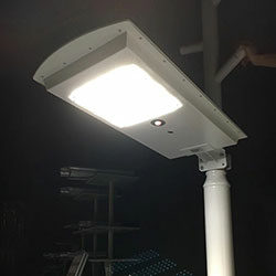 Farola LED integrada con energía solar de 25 vatios