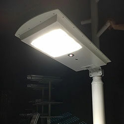 Lampione stradale a led integrato ad energia solare da 25 watt